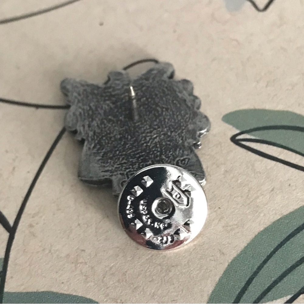 ✨Sold✨4/$20 Vintage Chelsea Pewter Angel Push Back Pin Silver In Colour - Picture 4 of 7